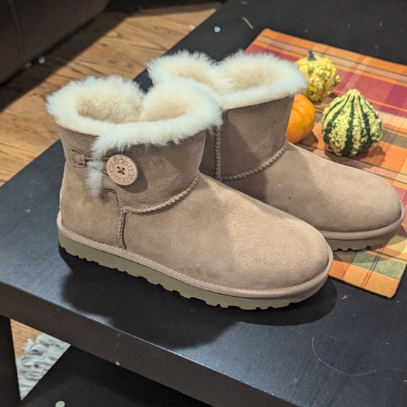 UGG Women's Mini Bailey Button Boot - Picture 4 of 8